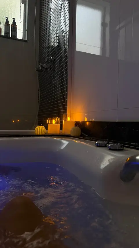 Hidromassagem do espaço AR Concept com velas acesas